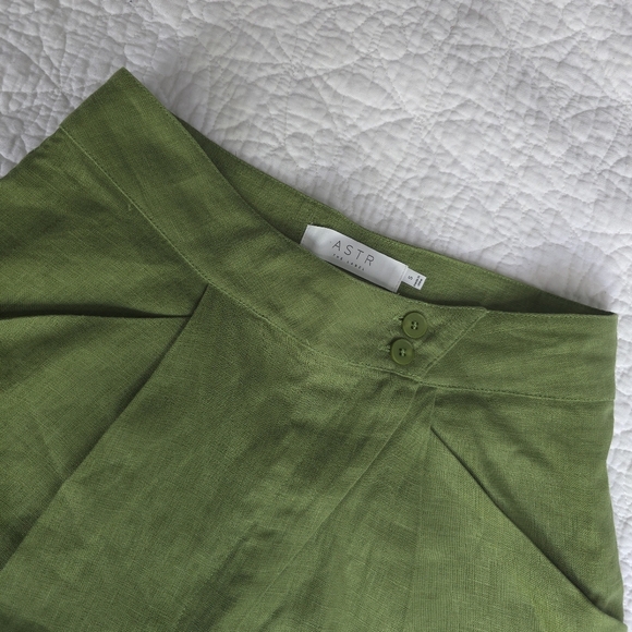 ASTR The Label Kerrigan Green Linen Pleated Asymmetrical High Rise Shorts - Picture 4 of 15